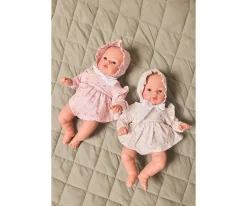 Muñecos^Monnëka Muñeco Helena con Vestido y Gorrito White Flowers