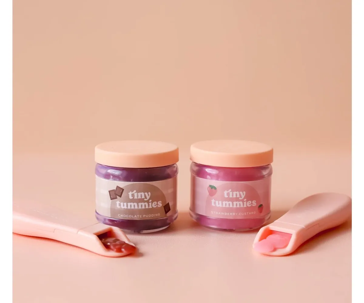 Accesorios Para Muñecas^Tiny Harlow Set de Tarro y Cuchara Tiny Tummies Strawberry Custard
